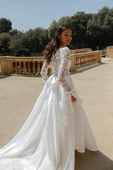 Hochzeitskleid mit langer Schleppe